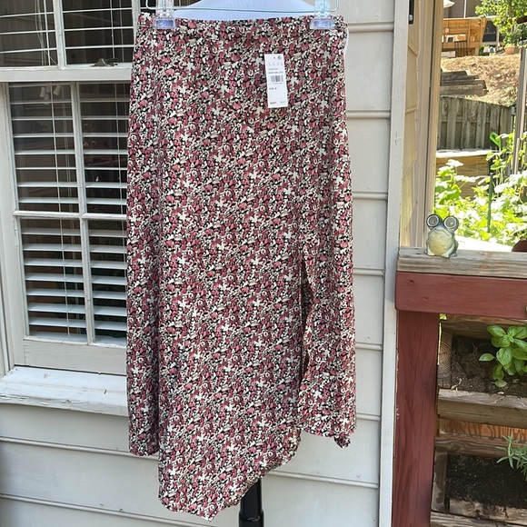 NWT- Lush Black Coral Ditsy Midi Skirt ~ Hi-Lo Hem ~ Front Slit Size M - Picture 2 of 13